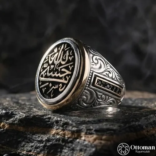 1-96.webp Hasbi Allah Oval Gravürlü Gümüş Erkek Yüzük