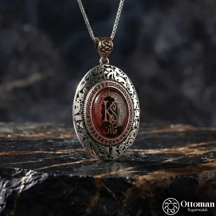 Vav Mikro Taşlı Harf İşlemeli Gümüş Kadın Kolye