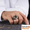 dokulu-yuvarlak-siyah-erkek-gu-mu-s-yu-4c6d-.webp Dokulu Yuvarlak Siyah Taşlı Gümüş Erkek Yüzük