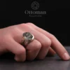 hasbi-allah-oval-gravur-f-74e7.webp Hasbi Allah Oval Gravürlü Gümüş Erkek Yüzük