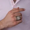 koruma-duali-kufi-hat-yazili-gumus-erk-45b241.webp Koruma Dualı Kufi Hat Yazılı Gümüş Erkek Yüzük