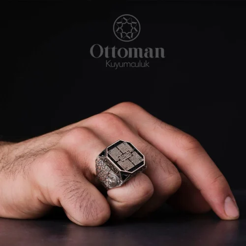 koruma-duali-kufi-hat-yazili-gumus-erk-6d8ea-.webp Koruma Dualı Kufi Hat Yazılı Gümüş Erkek Yüzük