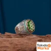 manuskullu-kafes-yesil-e8eda.webp Manüsküllü Kafes Yeşil Taşlı Gümüş Erkek Yüzük