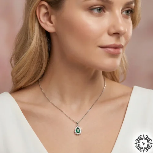 yesil-tasli-damla-modeli-kadin-gumus-kolye-1.webp Yeşil Taşlı Damla Modeli Kadın Gümüş Kolye