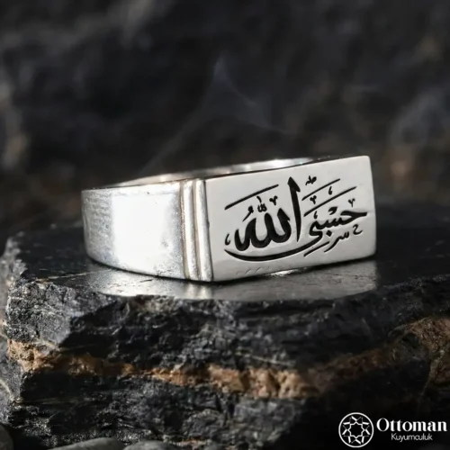Sade Di̇kdörtgen Hasbi̇yallah Gümüş Yüzük